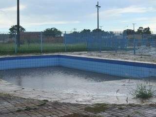 Complexo aquático está fechado, mas este não é único problema dos parques da cidade (Foto: Alcides Neto)