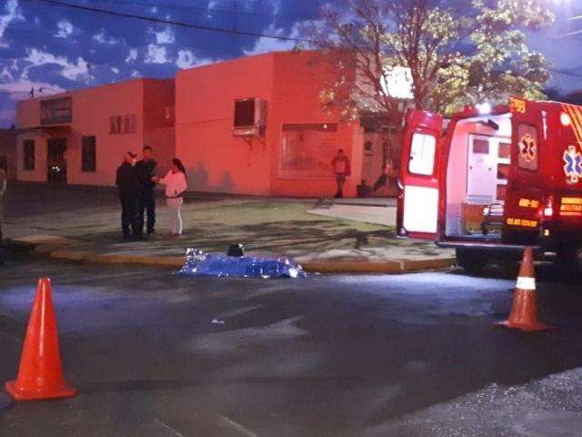 Motociclista &eacute; arremessada em acidente e morre ao bater cabe&ccedil;a no meio-fio