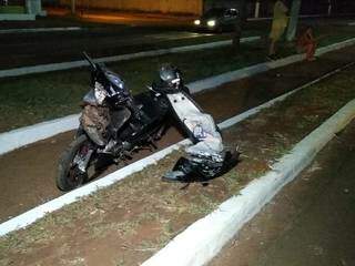 Motocicleta ficou destruída com o impacto (Foto: Adilson Domingos)