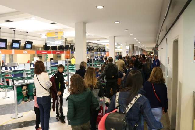 Passageiros enfrentam sagu&atilde;o lotado e horas de espera no aeroporto