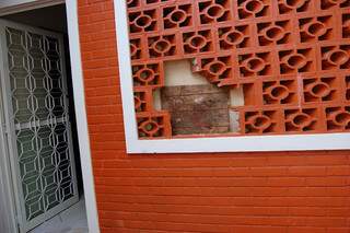 Bandidos quebraram parede dos fundos para entrar em residência de idosa (Foto: Divulgação)