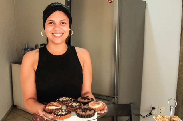 Em casa, Thayana faz releituras veganas de doces famosos com r&oacute;tulos artesanais