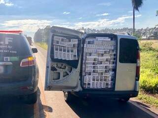 Carga de 2.250 pacotes de cigarros ocupou toda a parte traseira do veículo (Foto: Divulgação/DOF)