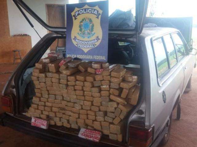 No assoalho de carro PRF encontra maconha que seria entregue na Capital 