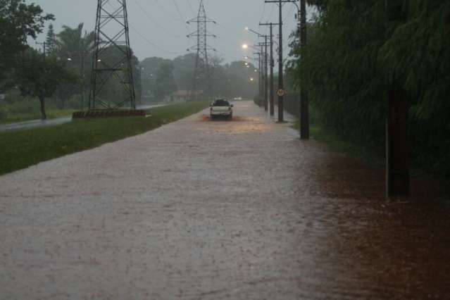 Chuva forte alaga Guaicurus e com&eacute;rcio no bairro Santo Eug&ecirc;nio