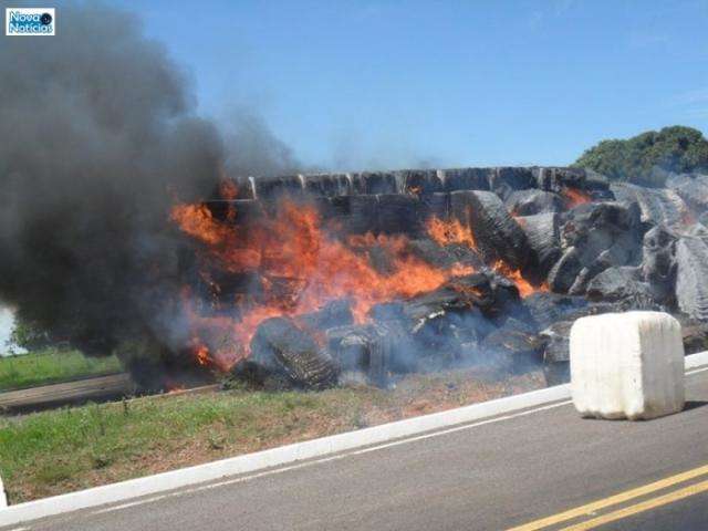 Fogo destr&oacute;i carreta carregada de algod&atilde;o