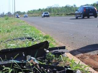 Pedaços dos carros ficaram no trecho onde ocorreu o acidente com morte (Foto: Marina Pacheco) 