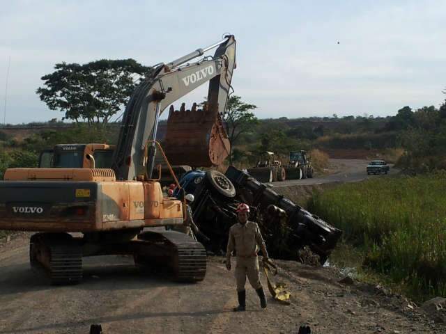  Caminh&atilde;o &eacute; retirado de lago de pedreira; motorista est&aacute; desaparecido