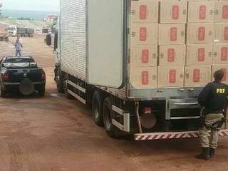 Caminhão e veículo Saveiro usado como batedor do carregamento. (Foto: Divulgação). 
