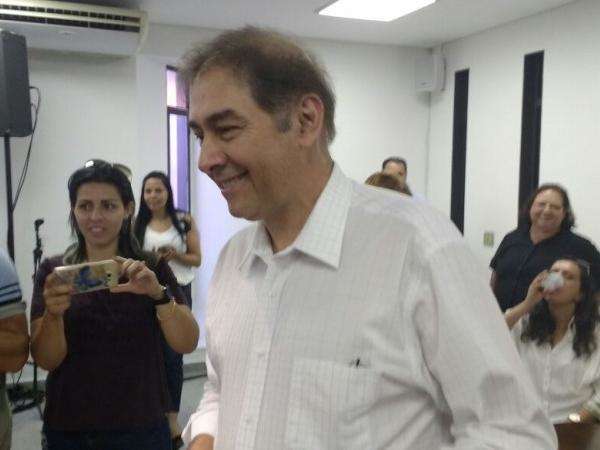 Prefeito admite que pode reduzir custo com pessoal para cumprir a LRF