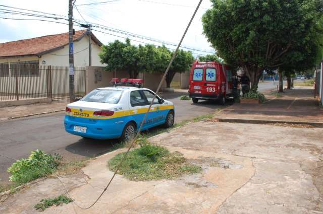 Fios soltos causam transtornos e acidentes com pedestres e motoristas