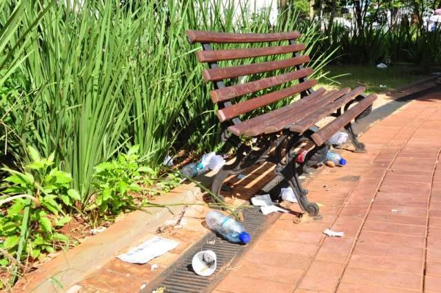 Ap&oacute;s reclama&ccedil;&otilde;es de lixo, Prefeitura firma contrato para limpeza da Ary Coelho