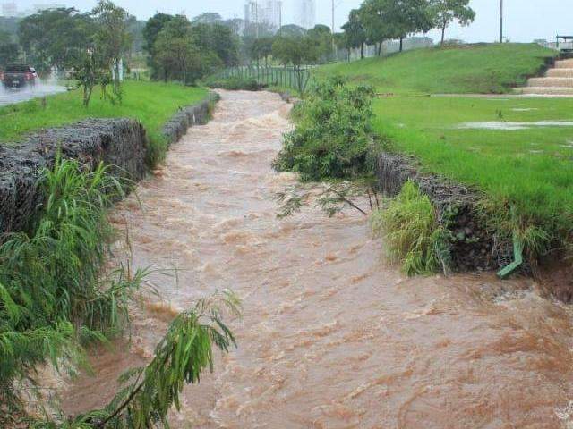 Chuva que cai desde a noite de ontem enche c&oacute;rregos e alaga ruas 