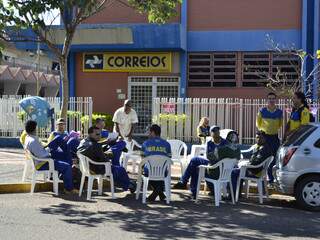 Funcionários dos Correios em frente à agência, ontem à tarde. (Foto: Pedro Peralta)