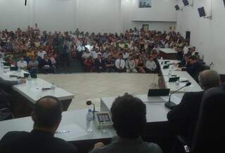 Moradores de Naviraí lotaram a Câmara para acompanhar a posse de suplentes (Foto: Edílson Oliveira/Sul News)