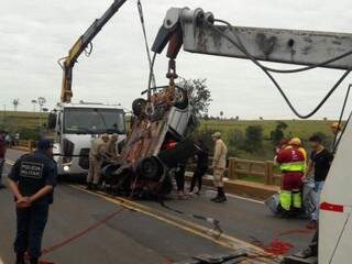 Carro foi retirado com ajuda do guincho da CCR (Foto: divulgação)