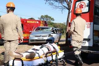 Motorista rendido em roubo sai de porta-malas e tenta imobilizar ladr&atilde;o