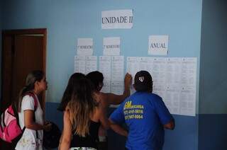 Estudantes procuram ansiosos pelos nomes nas listas dos selecionados (Foto: Rodrigo Pazinato)