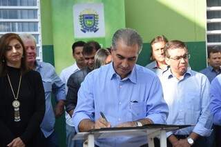 Governador assina autorização para reforma na escola Caetano Pinto. (Foto: Divulgação/Jessica Barbosa)