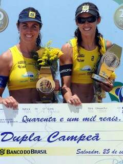 Dupla venceu as campeãs mundiais Juliana e Larissa por 2 sets a 0. (Foto: Divulgação/CBV)