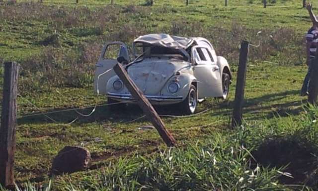Fusca capota ao desviar de buraco em rodovia e dois ficam feridos