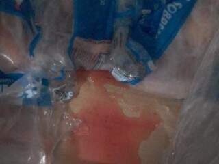 Sangue escorrendo de embalagens de carne que descongelaram em freezer. (Foto: Direto das Ruas) 