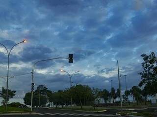 Campo Grande amanheceu com muitas nuvens neste sábado. (Foto: Kísie Ainoã).