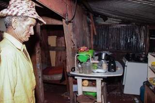 Idoso com problema auditivo e de fala vive em favela em condições precárias. (Foto: Fernando Antunes)