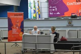 Ignácio de Loyola Brandão é jornalista, escritor e foi o convidado para a conferência desta segunda. A professora Maria Adélia Menegazzo foi a mediadora. (foto: Thaís Pimenta)