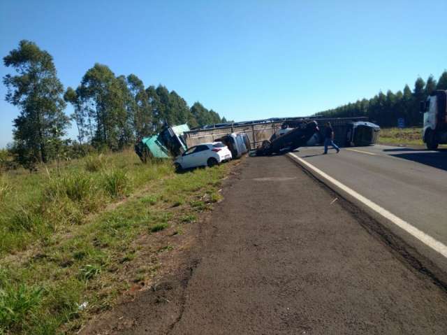 Motorista tomba carreta cegonha e carros s&atilde;o espalhados pela rodovia