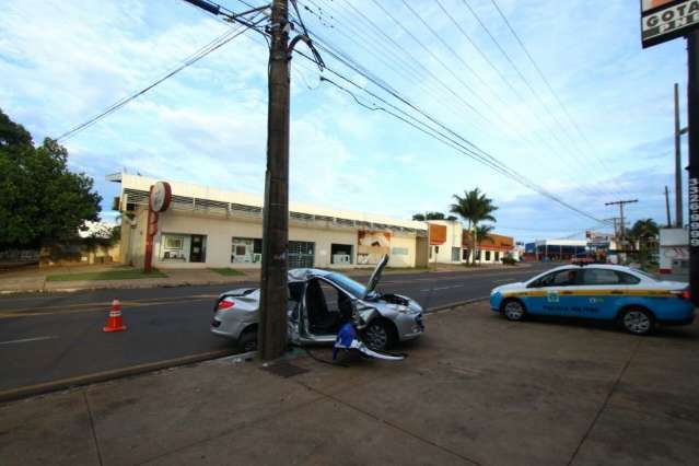 Condutor perde o controle de ve&iacute;culo em curva da Cear&aacute; e bate em poste