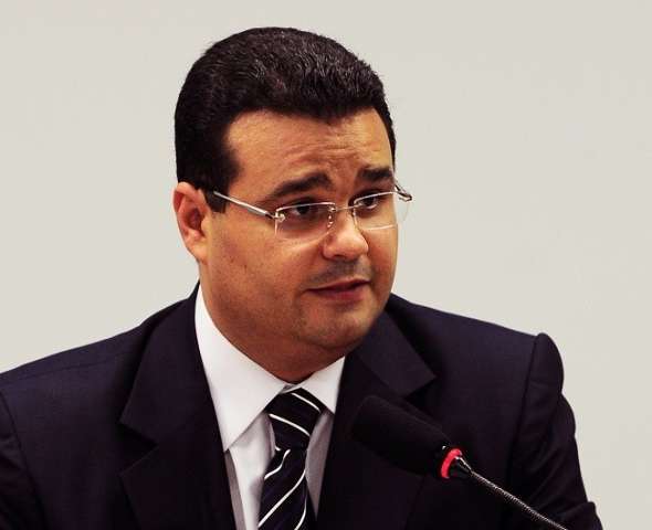 Onda de roubos cresce e deputado defende &quot;Pacto de Seguran&ccedil;a Social&quot;
