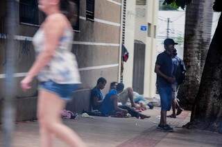 Moradores de rua nas calçadas dos arredores da igreja Santo Antônio (Foto: Paulo Francis)
