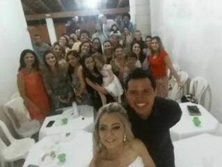 Juliana e o noivo André, em selfie com os convidados. (Fotos: Arquivo Pessoal)