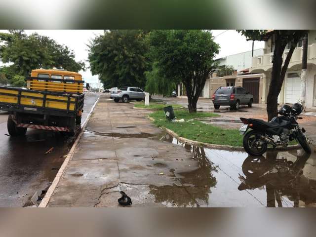 Casal morre depois de bater moto na traseira de caminh&atilde;o estacionado 