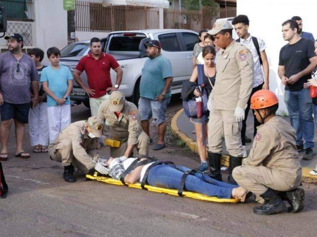 Jovem é atropelada por caminhonete e trânsito fica lento na Rua 13 de Maio