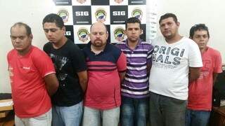 Os seis homens que foram presos hoje em Dourados por tráfico (Foto: Sidney Bronka/94 FM)