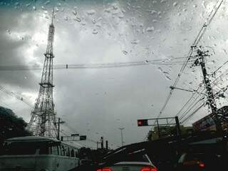 Tempo chuvoso nesta quarta-feira na Capital (Foto: Saul Schramm)