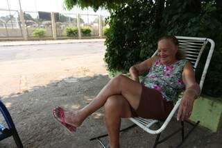 Moradora há 66 anos da região, dona Jonia só não aproveita as cadeiras à sombra para tomar tereré. (Foto: Marcelo Victor)