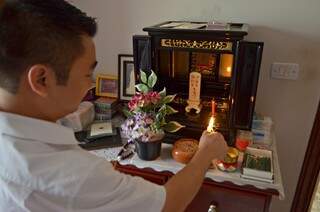 Butsudan, o altar budista, é preparado para receber o moti. (Foto: Gustavo Maia)