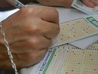 Com sorteio em MS, Mega-Sena pode pagar R$ 15 milh&otilde;es neste s&aacute;bado