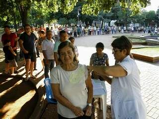 Vacinação na Praça Ary Coelho (Foto: Saul Schramm)