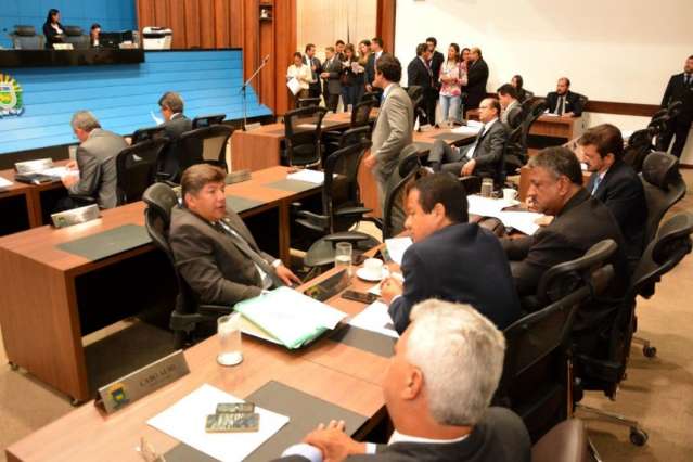 Ap&oacute;s reclama&ccedil;&otilde;es, deputados formam as 15 comiss&otilde;es permanentes