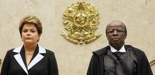 A presidente Dilma ao lado de Joaquim Barbosa, primeiro negro a presidir o STF. (Foto: Portal Uol)