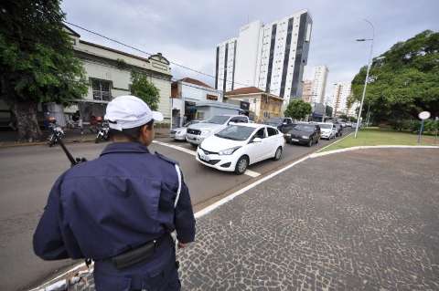 Oficiais vão à Justiça contra secretário que acusou PM de abandonar trânsito