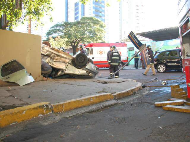 Colis&atilde;o entre dois ve&iacute;culos destr&oacute;i muro de casa e deixa 2 feridos