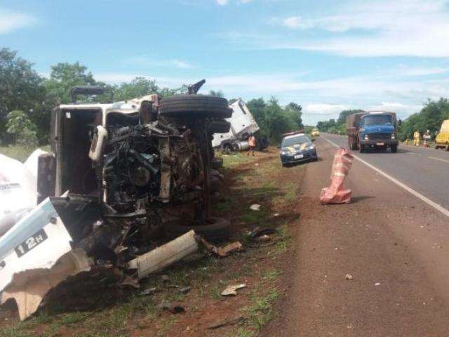 Motorista se distrai com acidente, invade pista e colide em carreta na BR-163