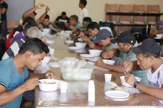 Trabalhadores almoçando no prédio da Fetems. (Foto: Cleber Gellio)