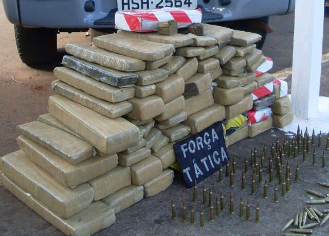  Ap&oacute;s persegui&ccedil;&atilde;o, traficante &eacute; preso com maconha e muni&ccedil;&otilde;es de fuzil