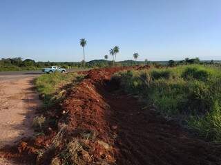 Sistema de escoamento de água às margens de estrada no município. (Foto: Divulga/PMA) 